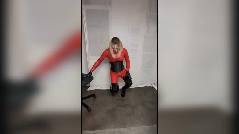 Chatuser: 빨간 라텍스 Catsuit, 오버니의 금발, 세션 을 위한 드레싱과 준비, 재갈, 커프