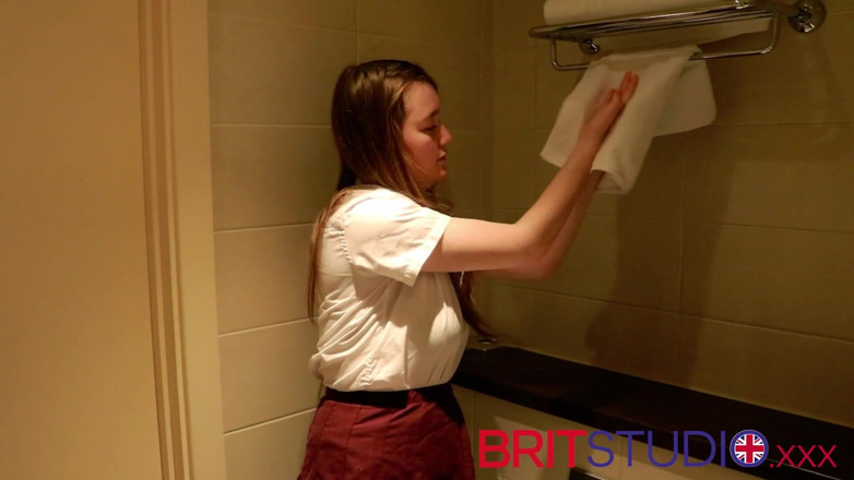 Brit Studio: Studentka chčije na záchodě