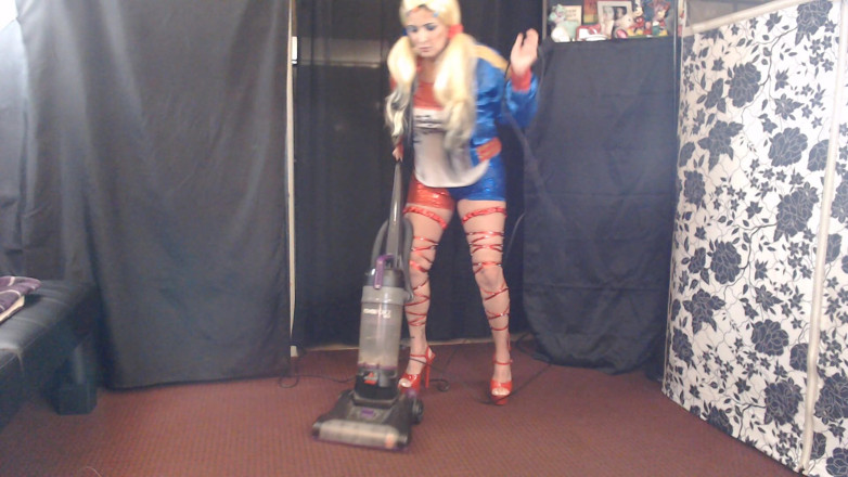 Abby Anna: Шлюшка Harley Quinn пылесосом