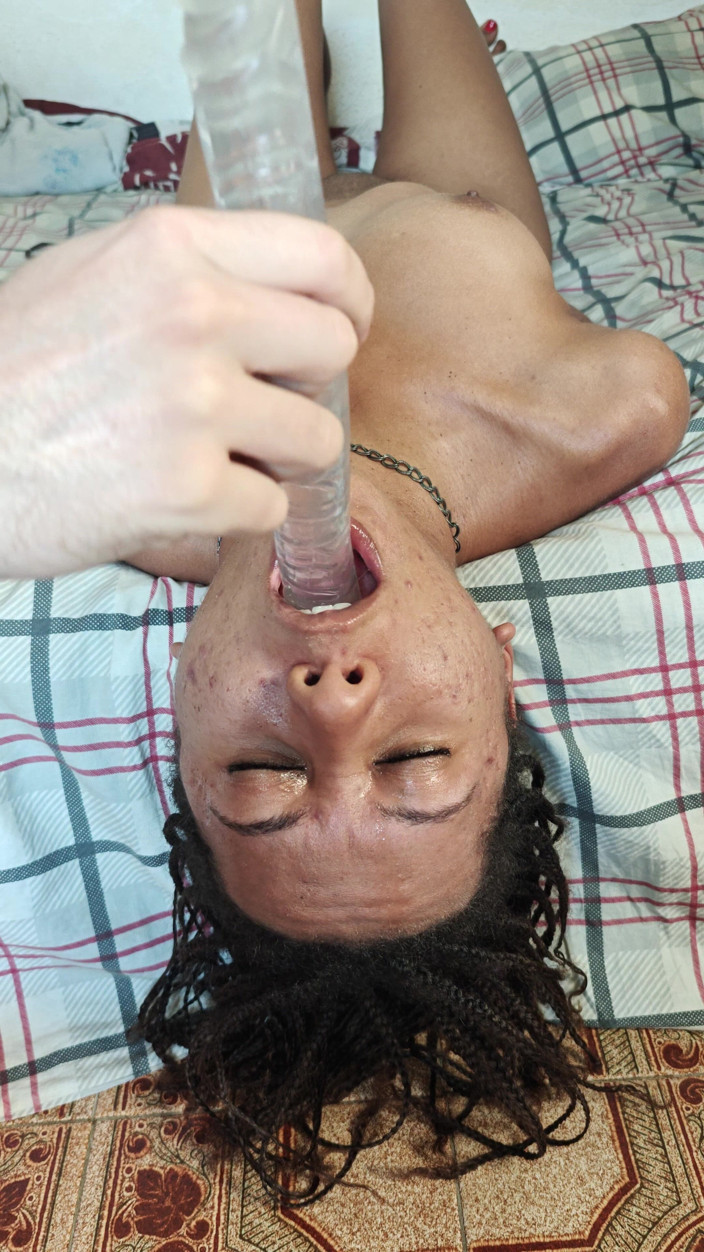 Lily Slav: Onderdanige keeltraining met een enorme dildo