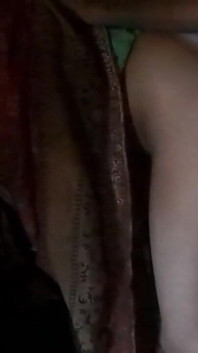 Une femme desi indienne se fait appeler son amant, suce secrètement et se fait baiser par une grosse bite