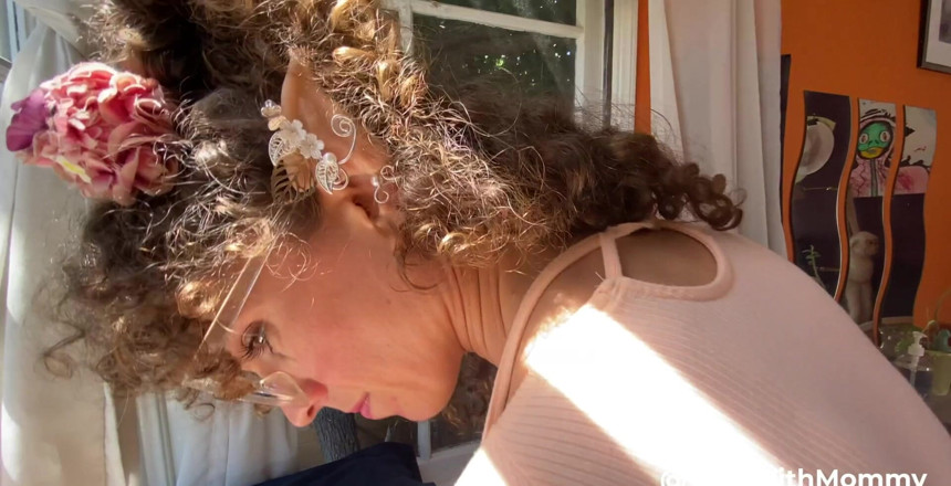 VibeWithMommy: 美丽的埃尔文继母被狠操！这个精灵已经得到了奶油之王的祝福