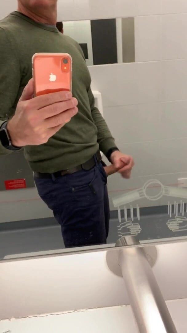 TJenner: Branlette dans les toilettes de la gare.