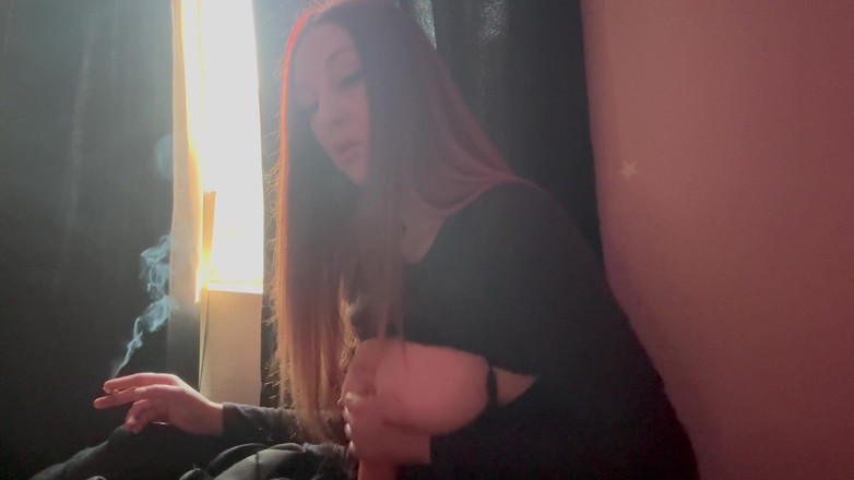 Artemisia Love: Fumer une cigarette à gros nichons, jeu avec un gode