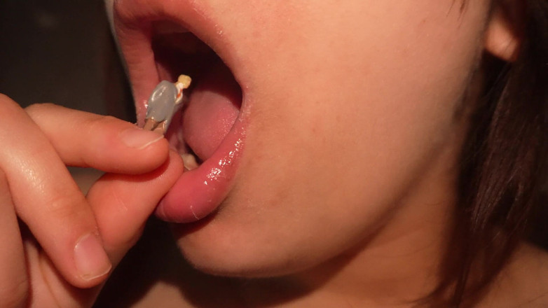 AmayaMori: La sorellastra gigantessa chewing gum e intrappola il piccolo fratellastro...