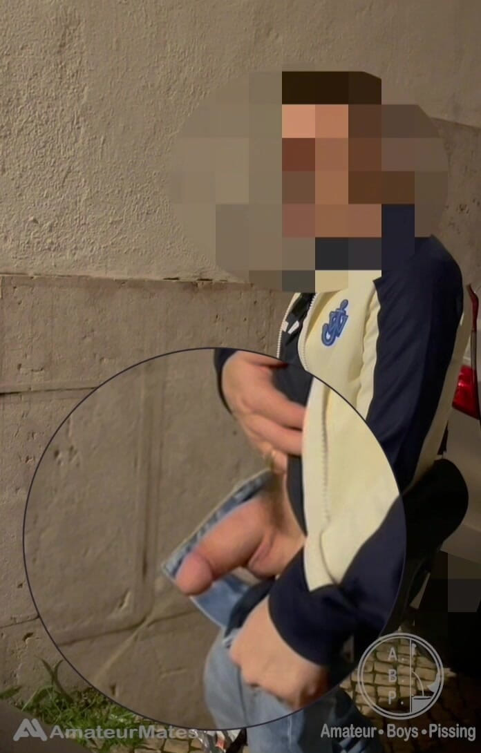AmateurBoysPissing: Novo Amateur Sacando Su Polla Gorda De Sus Jeans Y...