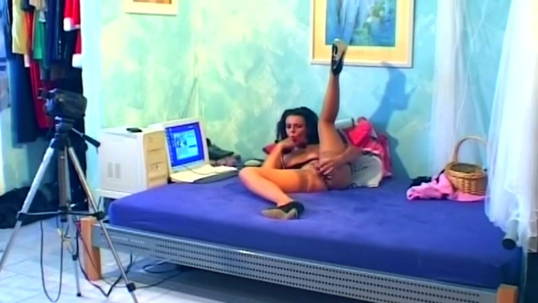 NAUGHTYPOLSKA: Une brune sensuelle s’enfile un gode dans le cul en...