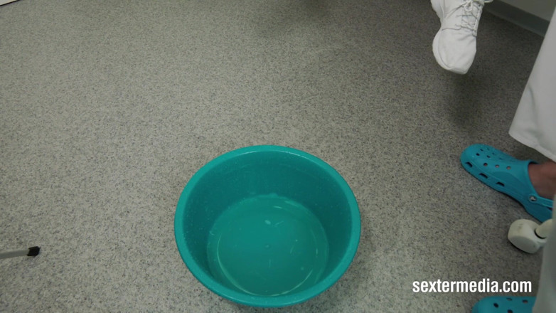 Klink by sextermedia: Pisspiele avec l'infirmière