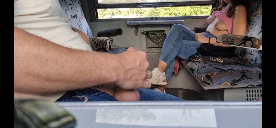 JonDickFlash: 在火车上陌生人的鸡巴露出奶子，她看到她正在自慰