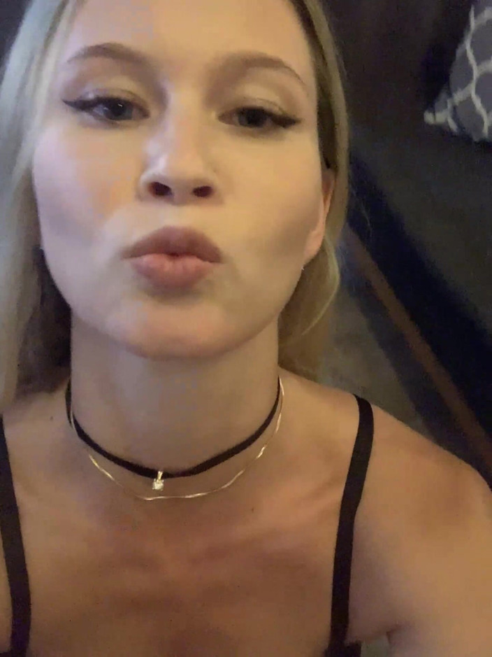Stella Cardo: Sport spielen von einer sexy blondine, untere sicht