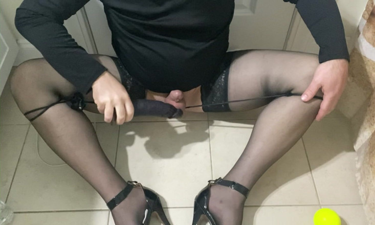 MadisonCD2025: Amatör Sissy Femboy Crossdresser Knyter bollar och kuk med strumpbyxor