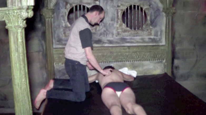 FIRST SEX EXPERIENCE WITH BOY: Twink von Älterem in der sauna gefickt