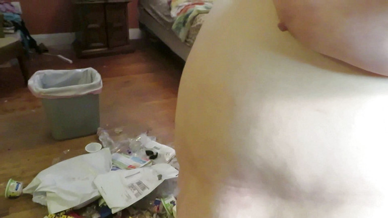 BBW nurse Vicki adventures with friends: Varrendo e pegando lixo com minha bunda na sua cara