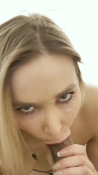 La modella vixen Venera Maxima succhia un cazzo nero pov