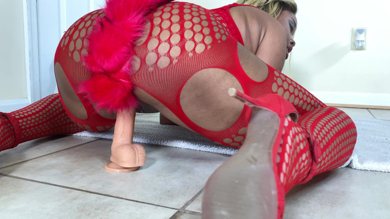 Super Hot Films: Nina Rivera joue avec son gode en tant que chatte...