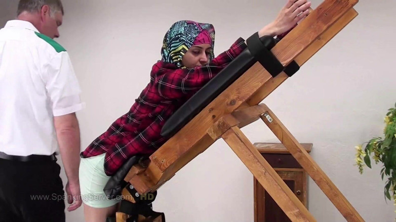 Spanking Server: Yasmeena, naolejovaný zadek pro tuto arabskou dívku