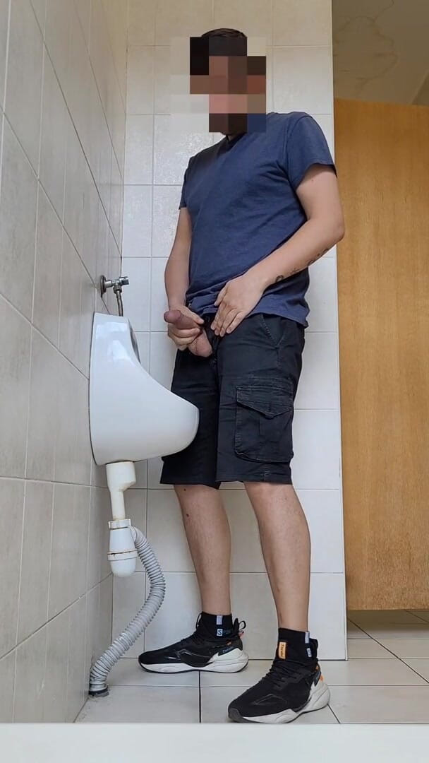 Wanker forever: İş yerinde halka açık pisualda riskli mastürbasyon. Man's Room