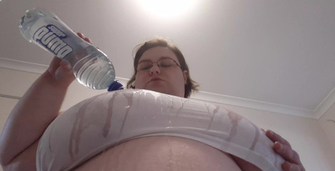 LaLaDelilah: Gros seins de BBW mouillés dans une chemise blanche moulante...