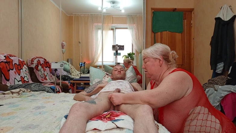 Zona901: Spermahongerige schoonmoeder zuigt eieren af en slikt dik sperma