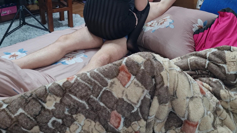 Viktoria_sekret: Evli kadın kocasıyla konuşuyor ve arkadaşının yarağını alıyor bölüm 1