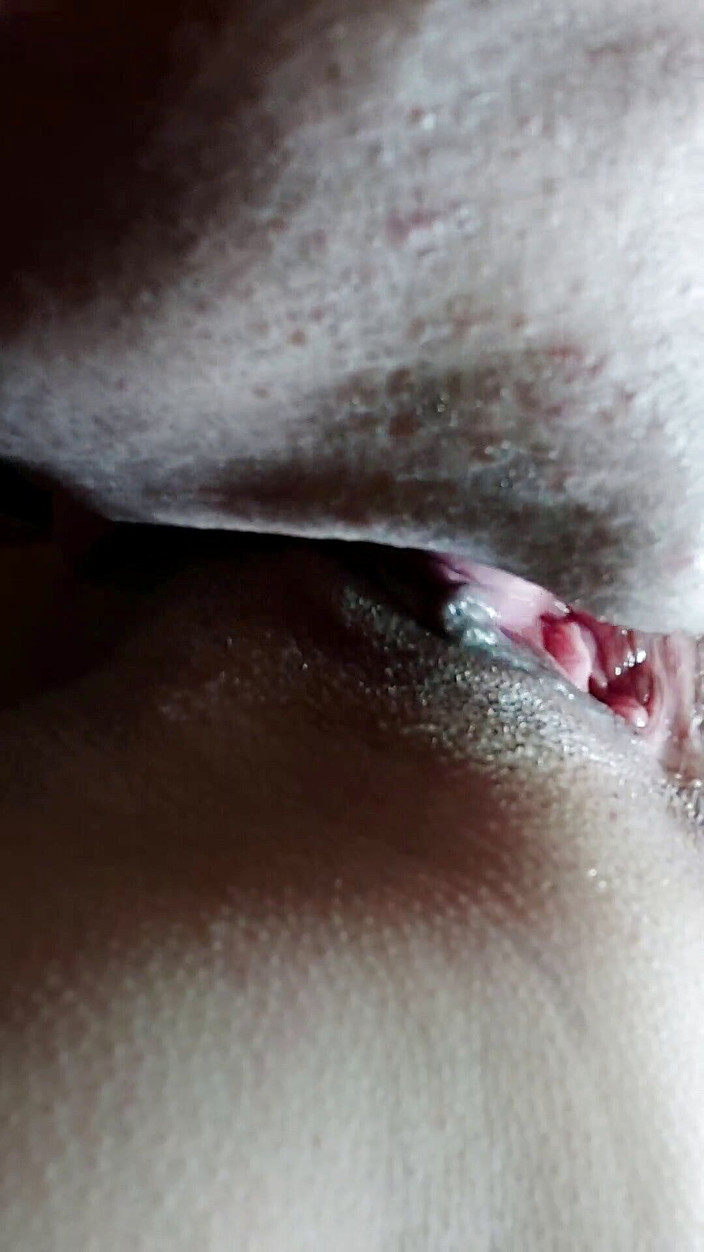 Wet Pussy Fuck: Memek gadis remajaku yang pertama kali dijilat - close up