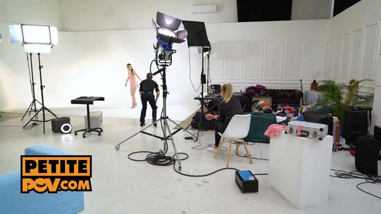 Petite POV: En primer plano - entrenamiento anal para la modelo de moda...