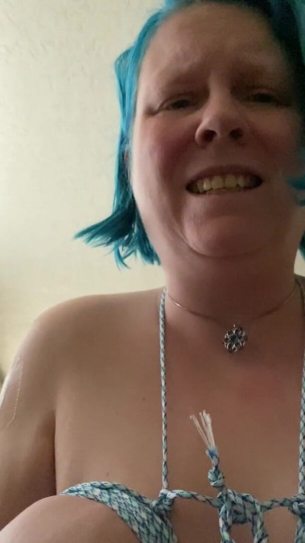 Hot potato girl: Vidéo complète de visage de seins attachés giflés