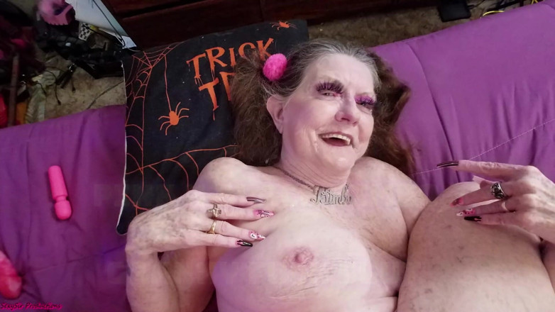 Sexy Sandra N Sir Christopher: Bimbo rosa e nero nonna scopa troia