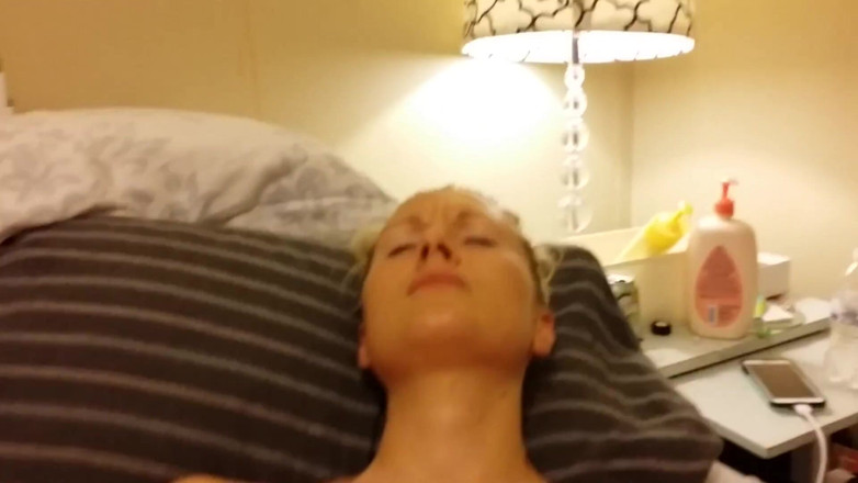 American Blonde Wife: Bini amatur mormon yang suci menjolok duburnya dan dapat creampie