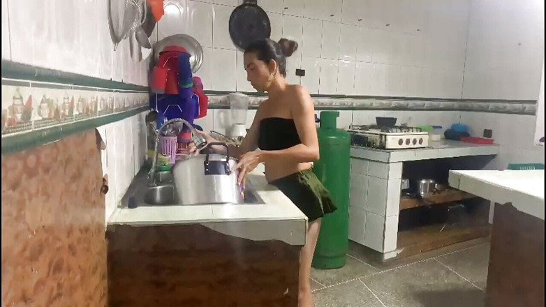 catalinagrande: 나는 매우 관능적이고 여전히 그녀와 함께있는 다른 소녀와 아파트를 공유합니다.