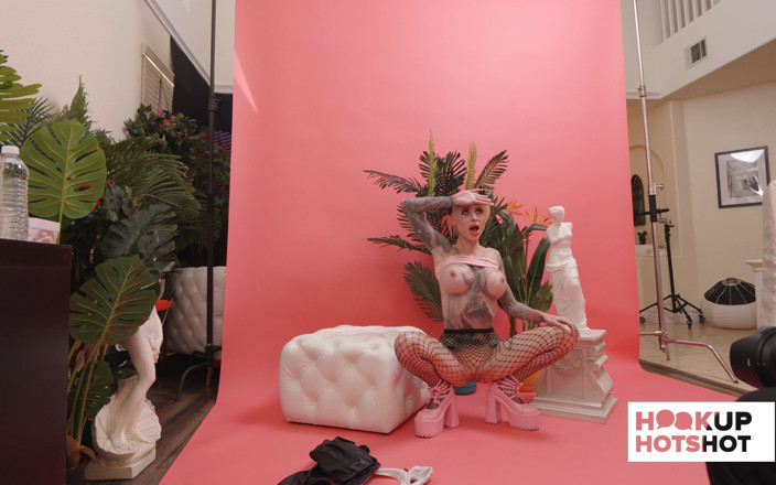 HookUp HotShot-BTS: За кулисами - татуированная красотка Саша Beart готовится к кокеткой фотосессии