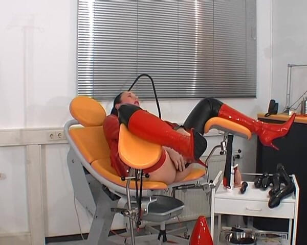 Rubber & Clinic Studio - 1ATOYS: Gumowa dziwka analna - gigantyczne wibratory