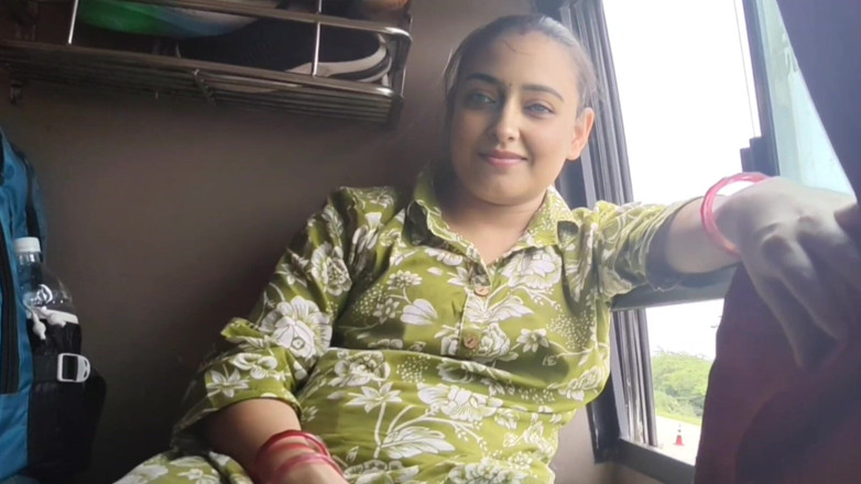 Khushboobhabi: Una indiana stava andando da qualche parte da sola nell'autobus,...