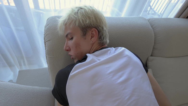 Sandro Jenner: Twink Posa Davanti Al Patrigno E Lui Scopa E Versa...