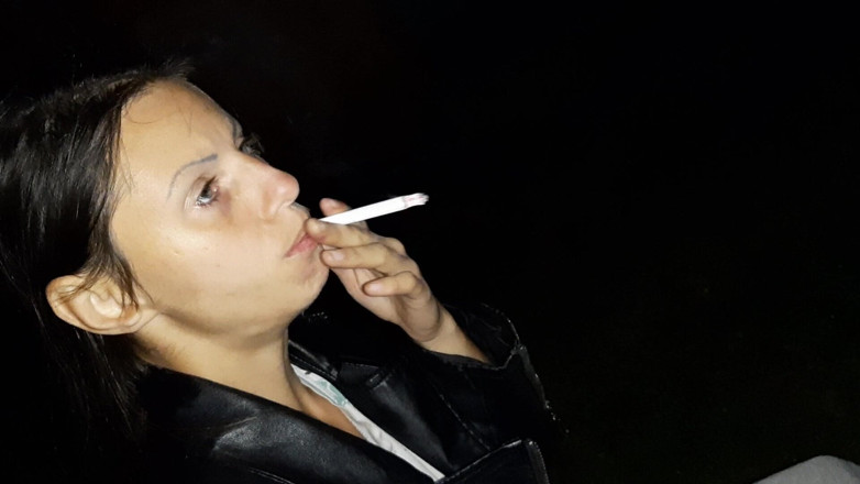 Lesbian-illusion: Сначала я угощала незнакомую девушку сигаретой, а потом угощала ее своей киской