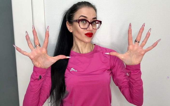 Julia domaina: Щелкает и сосет пальцем, длинные красные ногти, острые когти