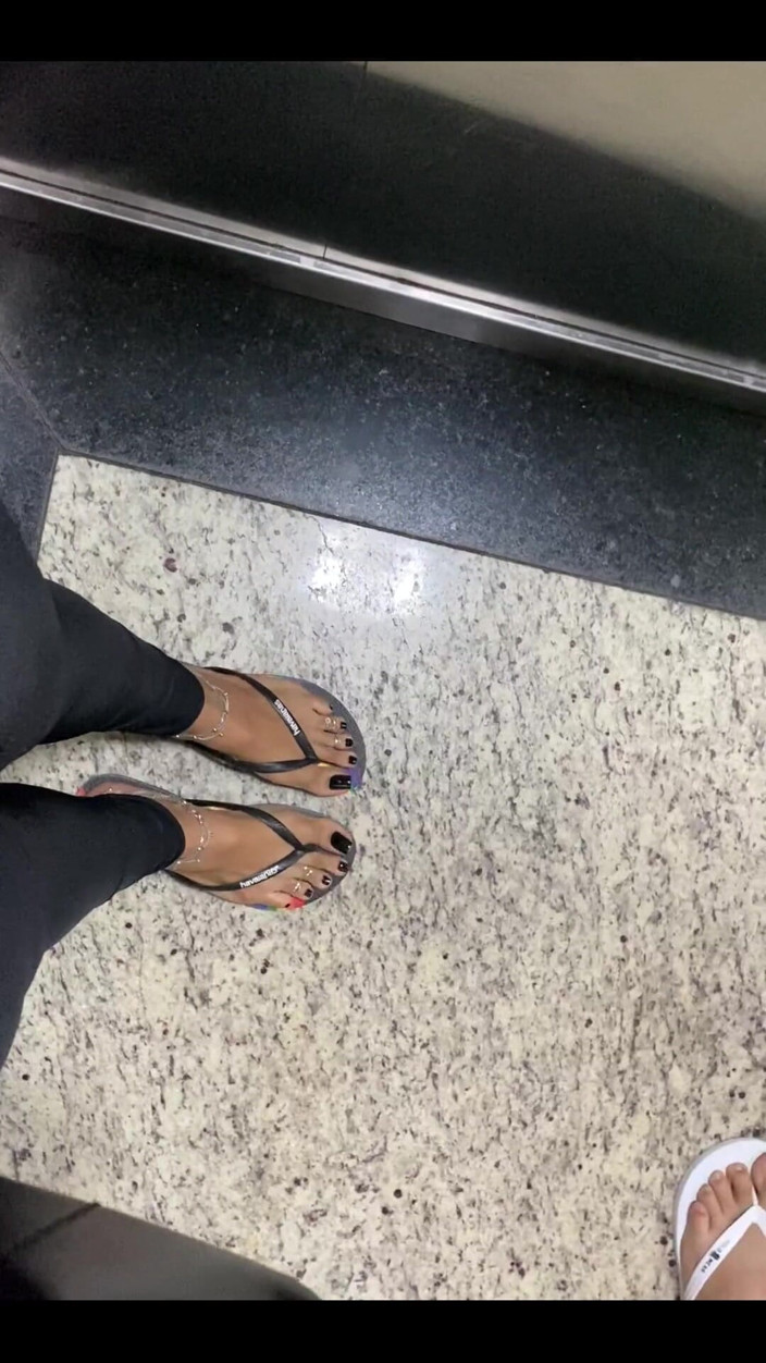 KiffaFeet: Đến nhà với bộ móng chân màu đen hoàn hảo này