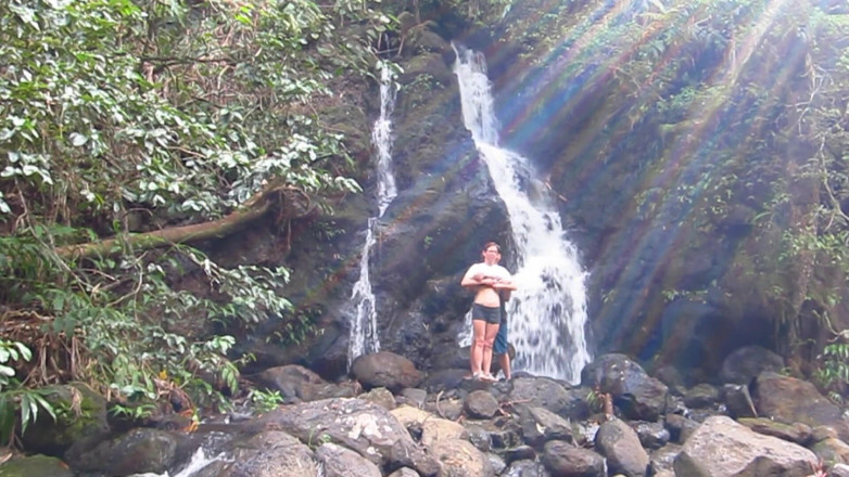 Justine Clover: Nyepong kontol di air terjun umum
