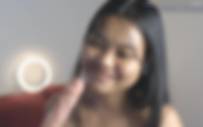 Cupcake: Une petite Asiatique taquine en solo avec un gode rapide,...