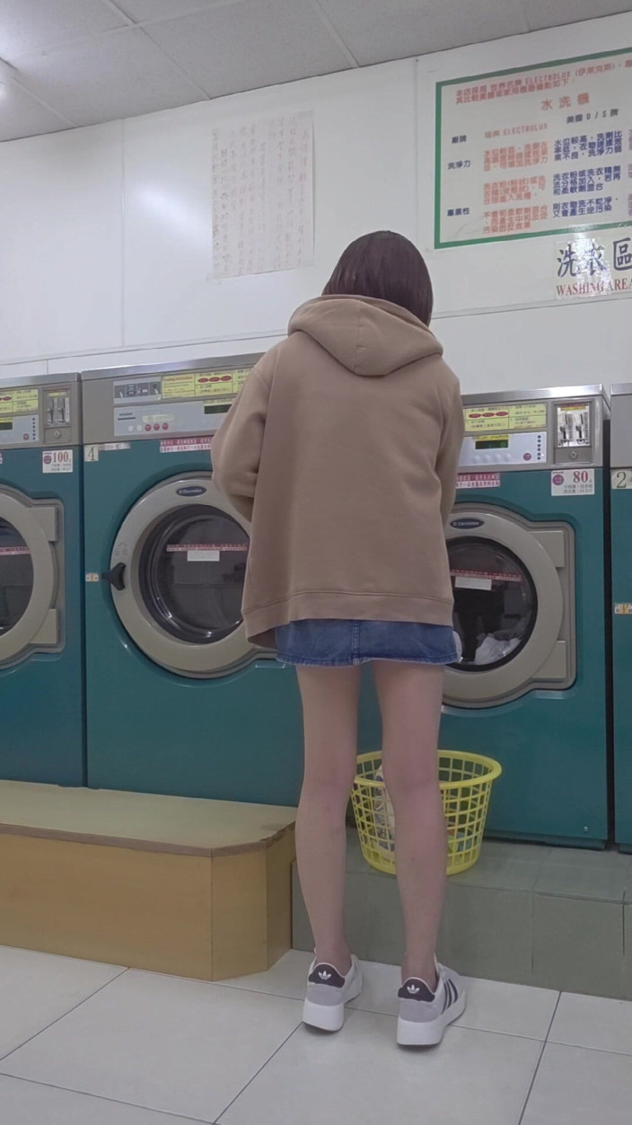 Taiwancdgirl: Looking at Me From Behind.