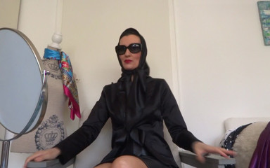Lady Victoria Valente: I Satin Shawl Fitting Studio: 4 nya huvuddukar axlar