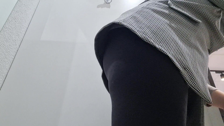 Nicoletta Embassi: Pets sensationnels dans la chambre d'un magasin de vêtements
