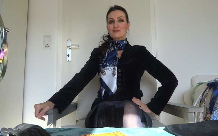 Lady Victoria Valente: Dopasowanie 5 satynowych neckerchiefs
