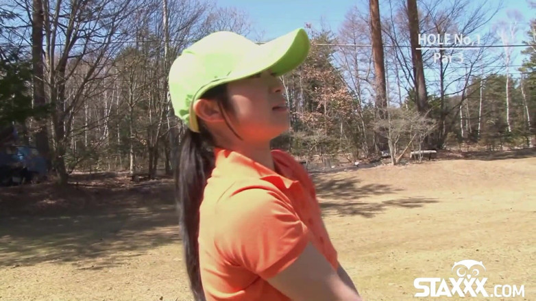 Nippon HD: Asyalı gençler striptiz golfü oynuyor