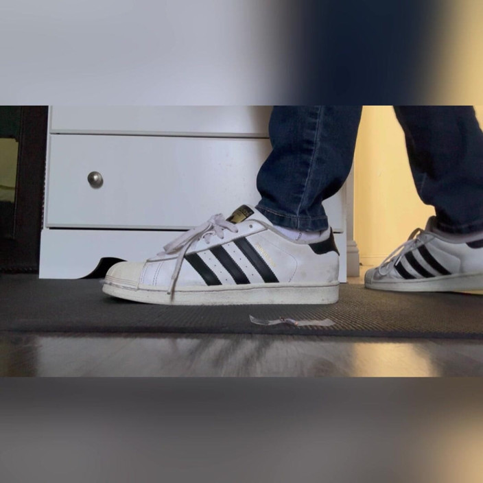 Tan feets: Mista gigantessa latina tanfeets in sneakers e calzini rimozione scarpe...