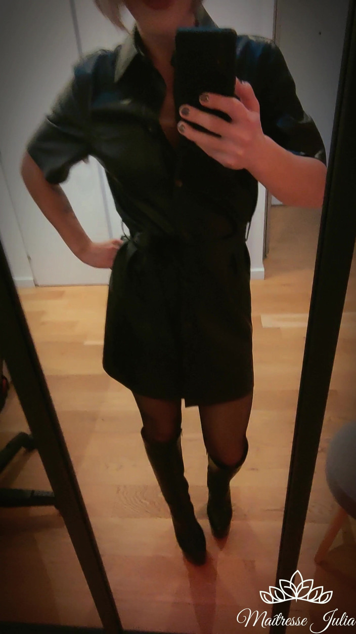 DeesseJulia: Traje de dominatrix en cuero y botas - dominatrix Julia
