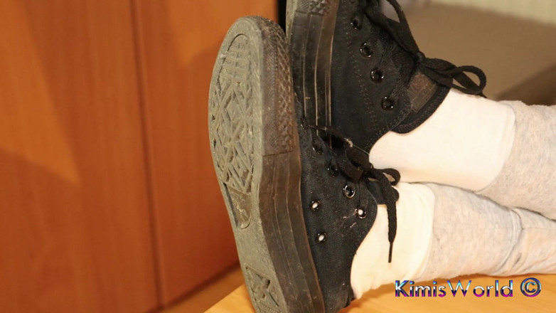 KimisWorld: Chaussettes blanches sales et vieilles baskets - jeu de chaussures réel