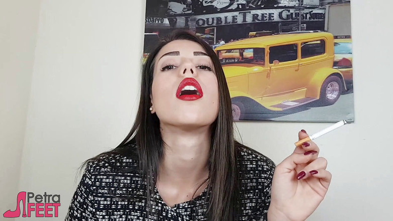 Smokin Fetish: Beleza italiana adora fumar charutos