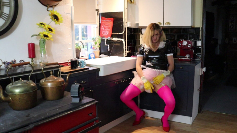 Sissy Dee Dee: Sissy Dee Dovrebbe Lavarsi, Ma Si Sta Godendo Troppo Le...