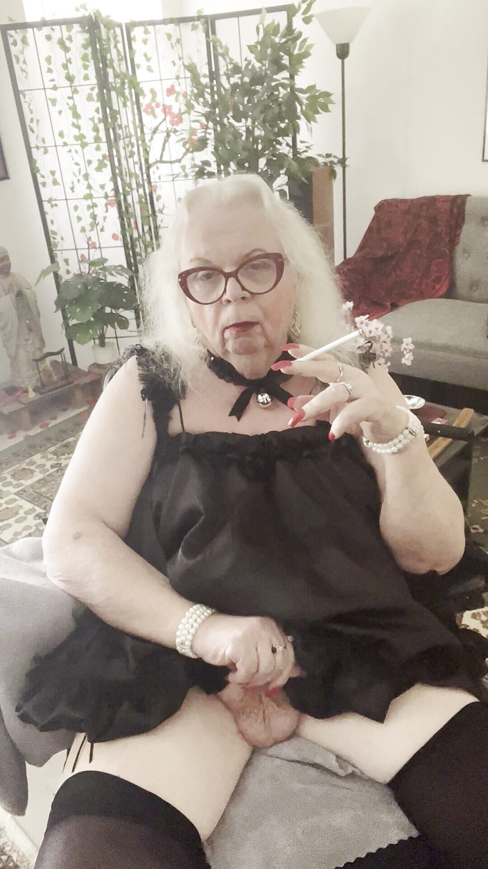 Constance: 내 오줌을 즐기고 있어